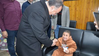 محافظ أسيوط يزور الطفل 