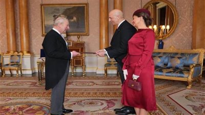 سفير مصر بلندن يقدم أوراق اعتماده للملك تشارلز الثالث