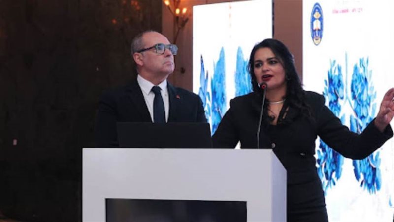 علا خورشيد خلال المؤتمر