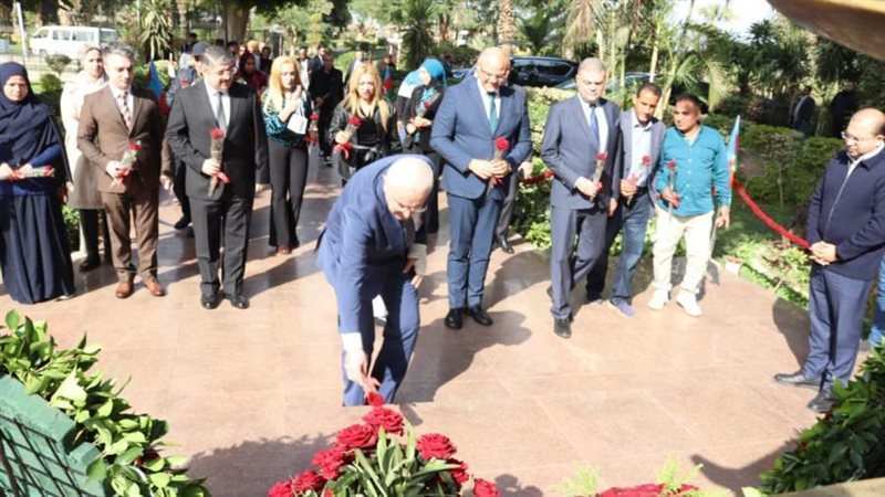 وضع الزهور على تمثال