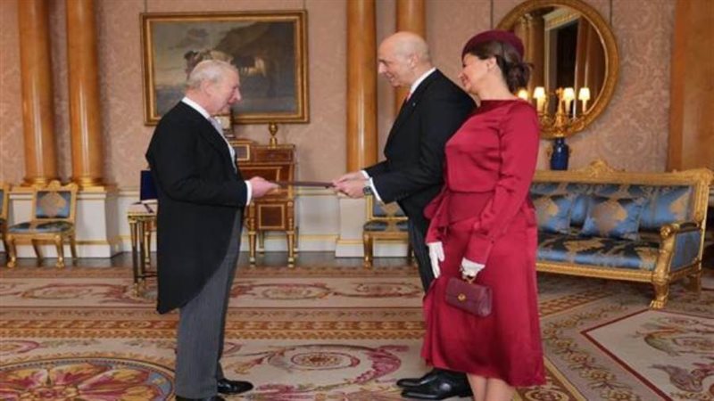 السفير المصري يقدم