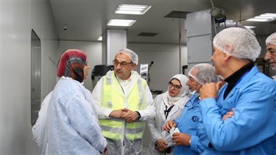 وزير قطاع الأعمال يجري زيارة تفقدية لشركة القاهرة للأدوية لمتابعة سير العمل والإنتاج