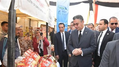 وزير التموين ومحافظ القاهرة يفتتحان سوق 