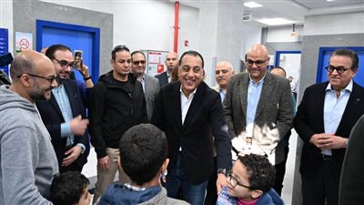 رئيس الوزراء يجري حوارًا مع المواطنين حول الخدمات المقدمة ويطمئن على مستوى رضاهم