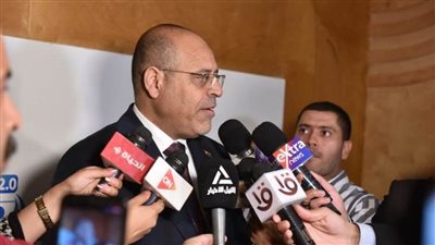 وزير العمل يعلن استخراج شهادات 