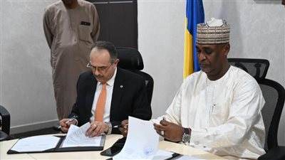 وزيرالإسكان يهنىء 