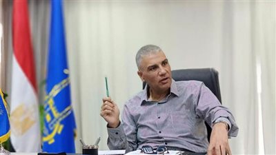 محافظ أسوان يتفقد تشغيل أول سيارة خفيفة يتم ترخيصها على مستوى الجمهورية 