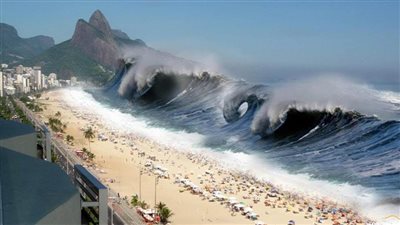 كأنها تسونامي.. أمواج عاتية تضرب 91 ميناء في بيرو