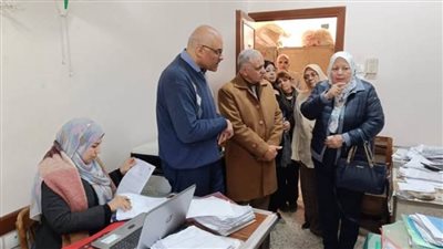 وكيل تعليم ببني سويف تطمئن على انتظام سير العمل بالديوان 