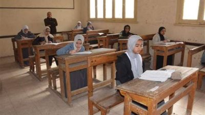 ٢٧ ألفا و٩٢١ طالبا وطالبة يؤدون امتحانات الشهادة الإعدادية أمام ١٩١ لجنة غدًا بأسوان