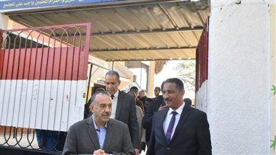  محافظ أسيوط يتفقد لجان الشهادة الإعدادية بمدارس ناصر