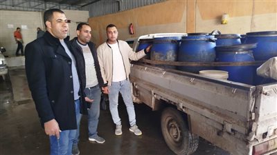 بحملة لمراقبة الأغذية بالبحيرة.. ضبط ومصادرة 2 طن جمبري وألبان فاسدة غير صالحة للاستهلاك الآدمي 