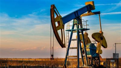 النفط يتجه لإنهاء سلسلة خسائر استمرت ثلاثة أسابيع وسط ارتفاع الطلب على الوقود