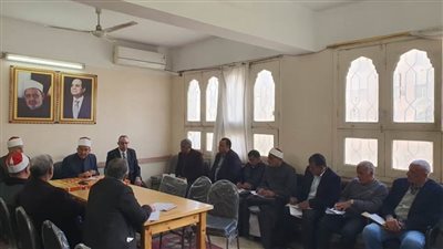 بالصور.. رئيس المنطقة الأزهرية بالغربية يناقش آليات سد العجز المعلمين بالمعاهد