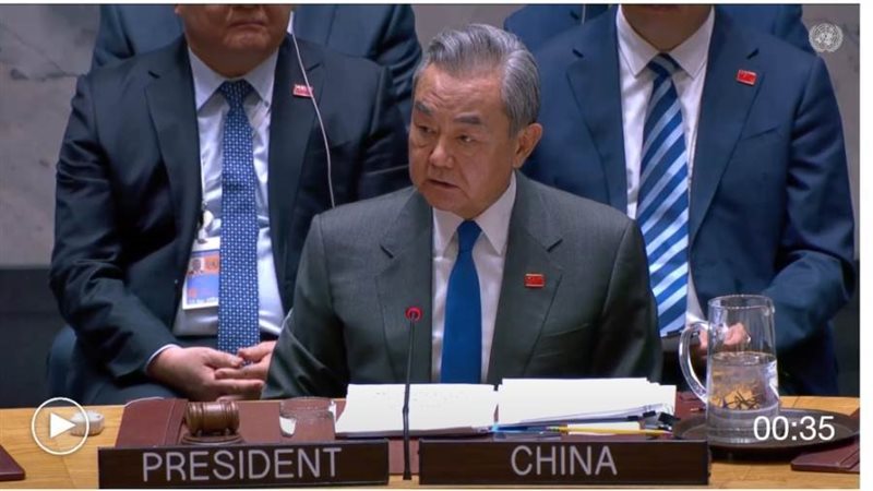 وانغ يي خلال جلسة