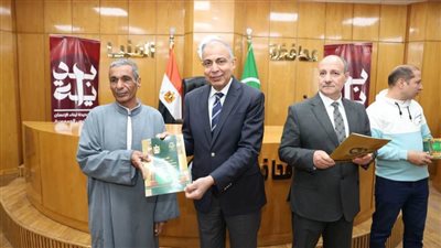 محافظ المنيا يسلم 72 عقدًا جديدًا لتقنين أراضي أملاك الدولة 