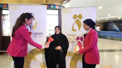 المجلس القومي للمرأة يستقبل السيدات بميناء القاهرة الجوي بالورود