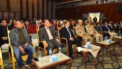 محافظ أسيوط يشهد احتفالات مديرية التربية والتعليم بيوم الشهيد على مسرح مدرسة الجامعة 