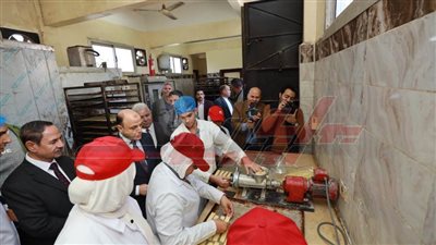 عبدالمعطي: يتفقد منافذ المنتجات المدرسية والفرن التعليمي بكفر الشيخ