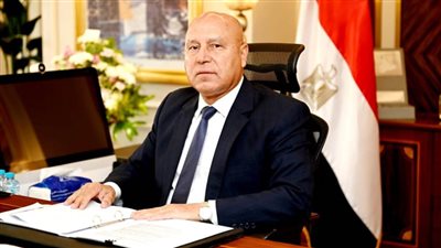 وزير النقل يوجه بتشكيل لجنة فنية لمعرفة أسباب خروج جرار وعربات من قطار 910 عن القضبان