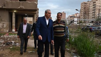 بالصور..محافظ الغربية يعاين مشكلات الصرف الصحى والنظافة فى المستعمرة بالمحلة الكبرى
