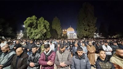 عاجل.. 100 ألف يصلون العشاء والتراويح بالأقصى المبارك