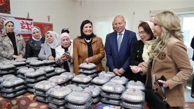 الدكتورة نسرين البغدادي ومحافظ القاهرة يتفقدان مطبخ المصرية بـ