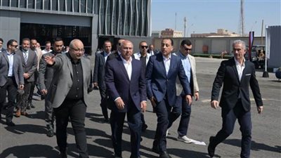 رئيس الوزراء يستهل جولته بالعاشر من رمضان بتفقد مصنع 