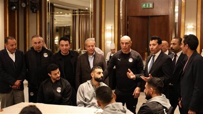 بالصور.. وزير الرياضة يؤازر المنتخب الوطني لكرة القدم ويحفز اللاعبين