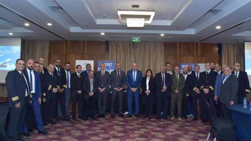 وزير الطيران مع المهندسين