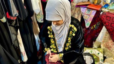 الهلال الأحمر يفتح آفاق رزق كريم للنساء عبر التطريز التراثي في معرض 