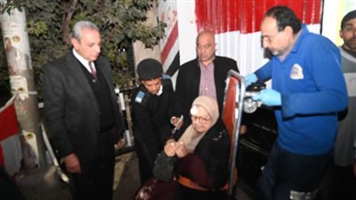 بالصور.. محافظ الغربية يستدعى الإسعاف لسيدة مسنّة تعثرت أثناء خروجها من اللجنة بالمحلة