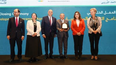 محافظ بورسعيد يشارك في الحفل الختامي لاتفاقية التنمية المجتمعية وُيكرم لجهوده في دعم المشروعات