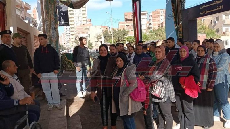 توافد الفتيات علي