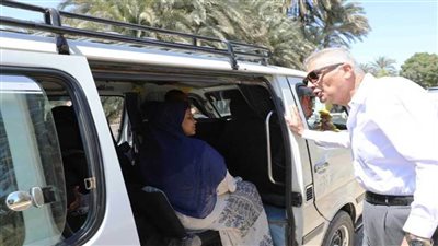 محافظ أسوان يفاجئ بعض سيارات السيرفيس للاستفسار عن التزام السائقين بالتعريفة الجديدة