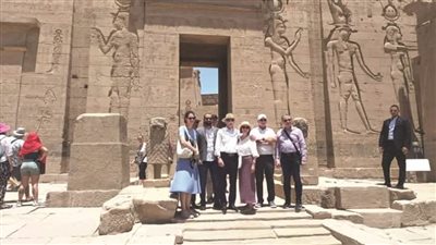  رئيس البرلمان المجري يزور معبد فيلة ويعبر عن إعجابه ببراعة المصريين القدماء