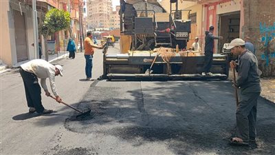 تيسيرًا للحركة المرورية ولخدمة المواطنين.. رصف شارع ترعة الرشيدية بالمحمودية.. صور 