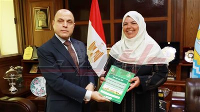 محافظ كفر الشيخ يُسلّم 14 عقد تقنين أراضي أملاك دولة للمستفيدين