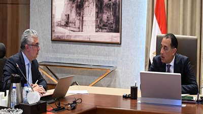 رئيس الوزراء يستعرض مع رئيس 