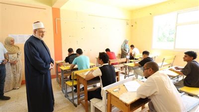في أولى جولاته الميدانية لامتحانات الثانوية الأزهرية.. وكيل الأزهر يتفقد لجان مجمع الشروق النموذجي