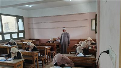 رئيس منطقة سوهاج الأزهرية يتابع سير امتحانات الشهادة الثانوية بمعاهد طهطا