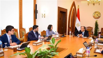 وزير الخارجية يلتقي مجموعة من الطلاب في الجامعات بالمملكة المتحدة