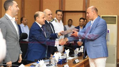 محافظ كفر الشيخ يكرم مدير إدارة تموين الرياض لتميزه في عمله