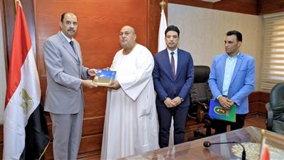 محافظ سوهاج يسلم 11 عقدًا لتقنين أراضي أملاك الدولة للمواطنين 