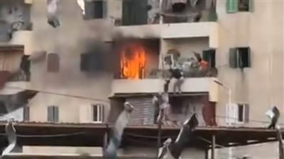 شاهد..بسبب حريق بشقة سكنية..  هلع وفزع بمساكن الإرشاد بأبو المطامير 