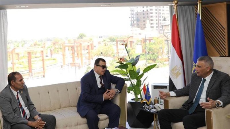 محافظ أسوان يلتقي