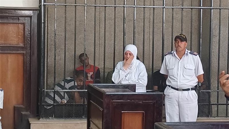 المتهمة أثناء محاكمتها