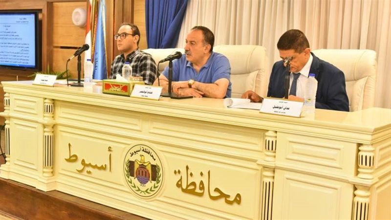 محافظ أسيوط خلال