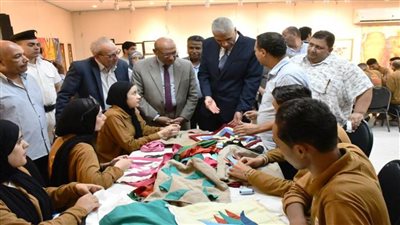 محافظ أسوان يشيد بمعرض المنتجات الحرفية لملتقى شباب أهل مصر للمحافظات الحدودية