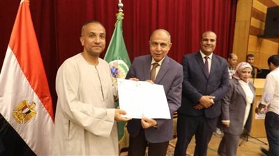 تسليم 105 عقود تقنين أراضي أملاك الدولة بالمنيا